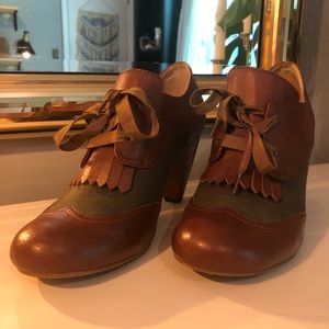 CROWN VINTAGE 8 1/2 Vintage looking heeled bootie